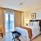 Отель Crown Regency Suites Mactan