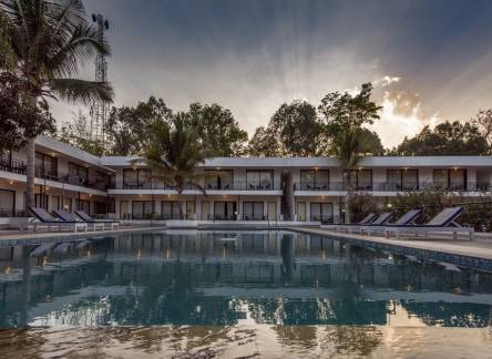 Отель Le Pearl Goa Resort & Spa