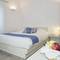 Отель Blue Dolphins Apartments & Suites