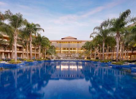 Отель Dusit Thani LakeView Cairo