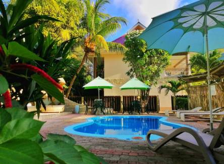 Отель Casa de Leela Guesthouse & CocoLux Apartments