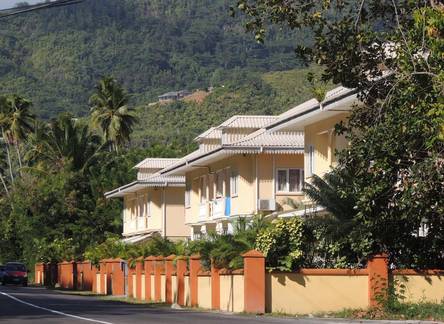 Отель Reef Holidays Apartments