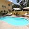 Отель Reef Holidays Apartments