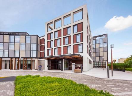 Отель Hampton by Hilton Dubai Al Seef