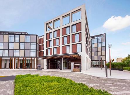 Отель Hampton by Hilton Dubai Al Seef