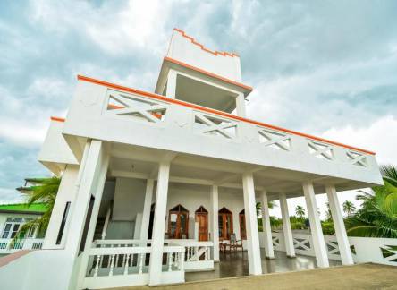 Отель International Beach Hotel & Restaurant
