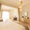 Отель Pictures Suites