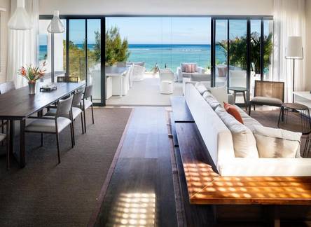 Отель Esplanade Beachfront Apartments by Horizon Holidays