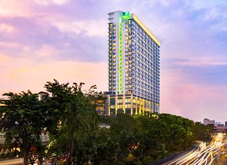 Отель Holiday Inn Hotel and Suites Jakarta Gajah Mada