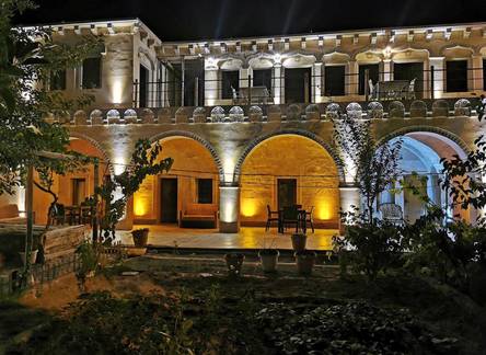 Отель Falcon Cave Suites