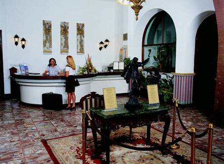 Отель Four Lanterns Hotel