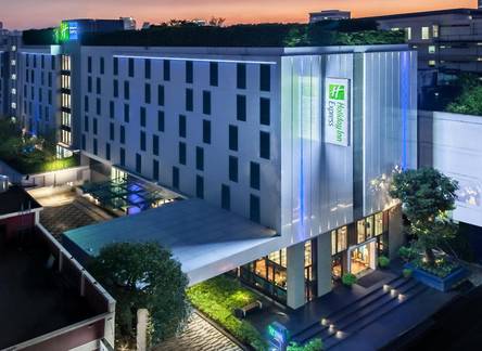 Отель Holiday Inn Express Bangkok Soi Soonvijai
