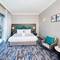 Отель Edge Creekside Hotel