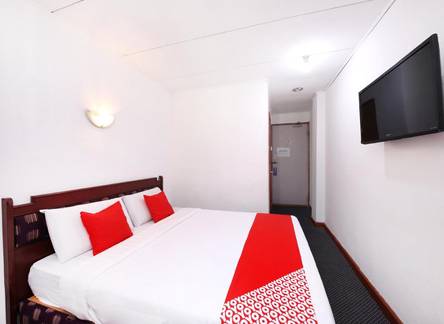 Отель OYO 699 Plaza Hotel