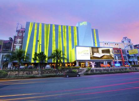 Отель Whiz Prime Hotel Kelapa Gading