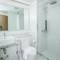 Отель The Bloc Hotel