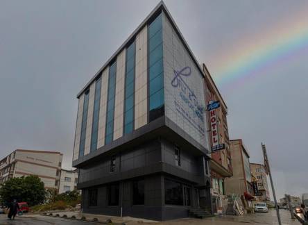Отель Fly And Stay Airport Hotel