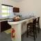 Отель Surfers Beach Self Catering Chalets