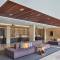 Отель Courtyard by Marriott Bali Seminyak