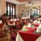 Отель Four Season Ocean Courtyard Hotel