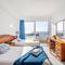 Отель Hostal Port Corona