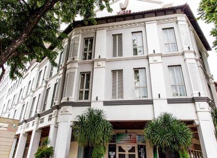 Отель Village Hotel Albert Court by Far East Hospitality