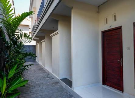 Отель RedDoorz near Mertasari Beach