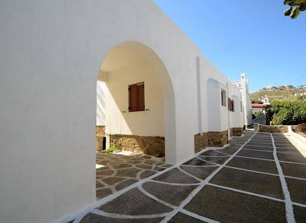 Отель Madoupa Beach Apartments