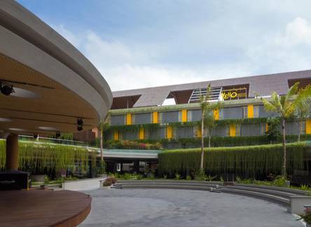 Отель Yello Kuta Beachwalk Bali