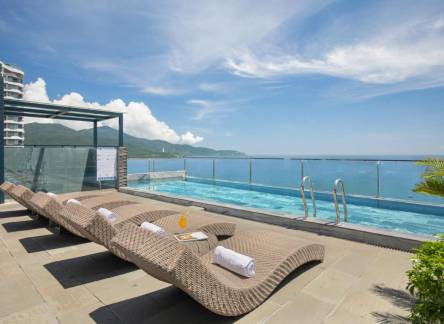 Отель Mangata Beachfront Hotel
