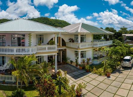 Отель 340 Degrees Mountain View Apartments