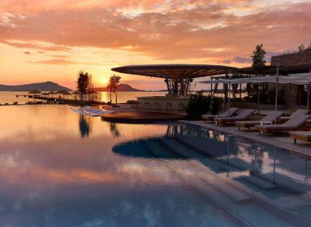Отель W Costa Navarino