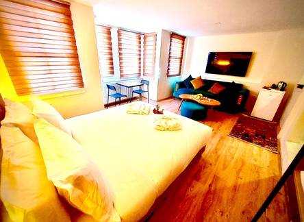 Отель Mates Historical Suites