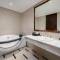 Отель The Q Hotel