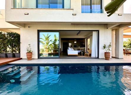 Отель Lora Pearl Luxury Villa By Louis Hotels