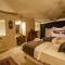 Отель Saddle Cave Hotel