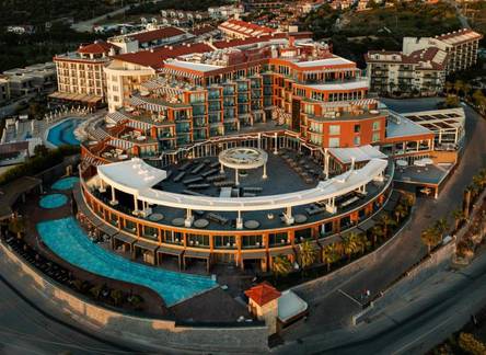 Отель Qlusive Hotel