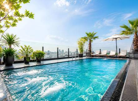 Отель MAY DE VILLE Crown Hotel